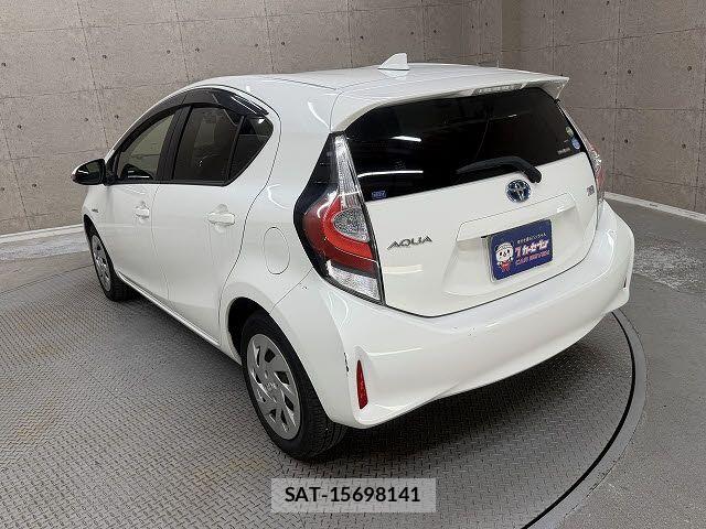 Toyota AQUA 2017-09 8244589-2