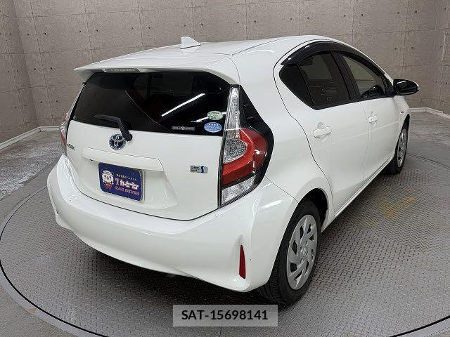 Toyota AQUA 2017-09 8244589-3