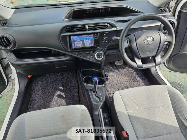 Toyota AQUA 2015-06 8244608-1