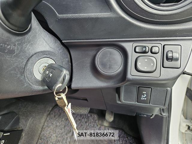 Toyota AQUA 2015-06 8244608-21