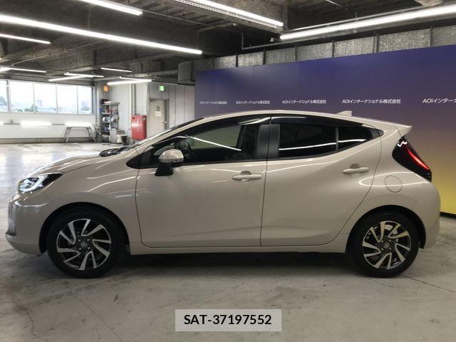 Toyota AQUA 2022-12 8244582-8