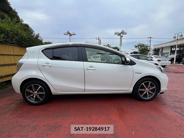 Toyota AQUA 2012-10 8313000-22