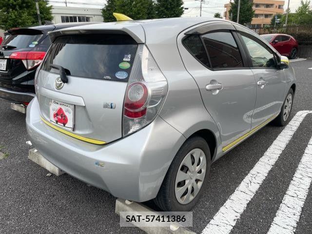 Toyota AQUA 2013-07 8313029-2