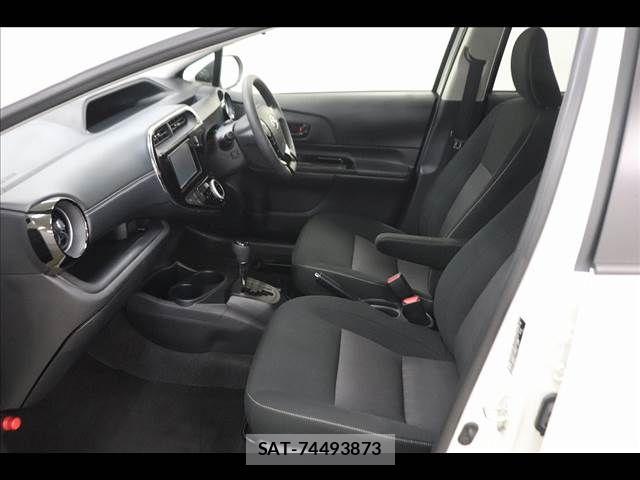 Toyota AQUA 2019-11 8312981-11