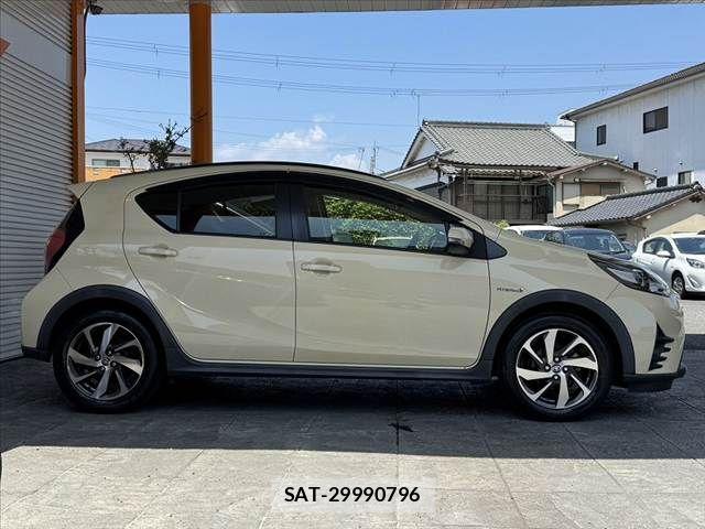 Toyota AQUA 2017-12 8312994-10