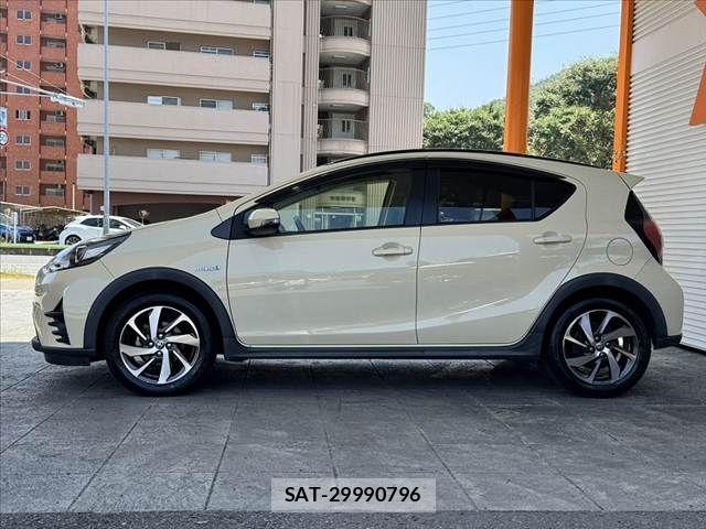 Toyota AQUA 2017-12 8312994-11
