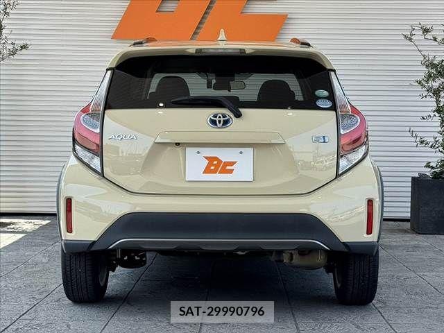 Toyota AQUA 2017-12 8312994-13