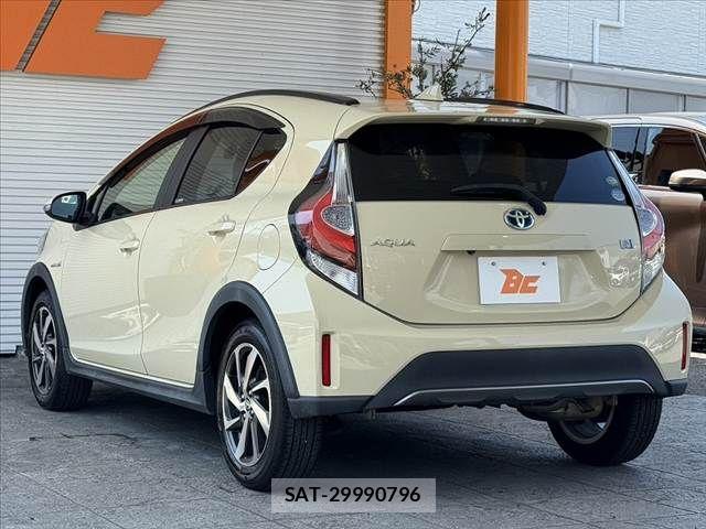 Toyota AQUA 2017-12 8312994-14