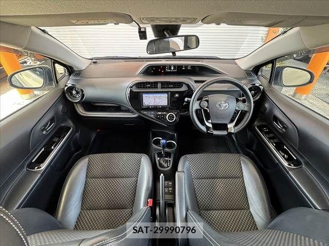 Toyota AQUA 2017-12 8312994-1