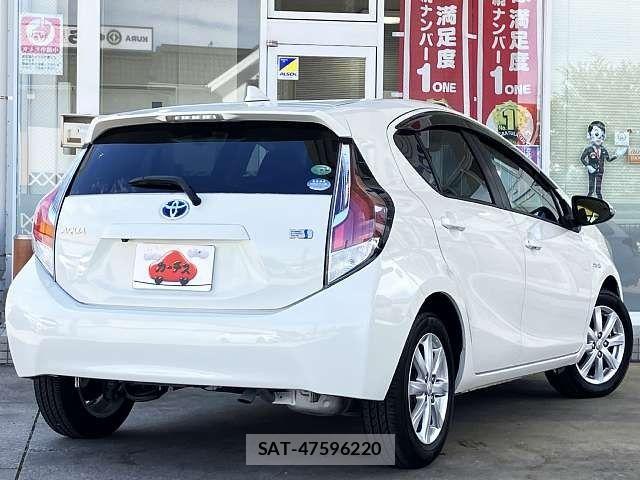 Toyota AQUA 2015-01 8312997-2