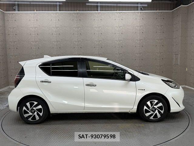 Toyota AQUA 2019-10 8312977-5