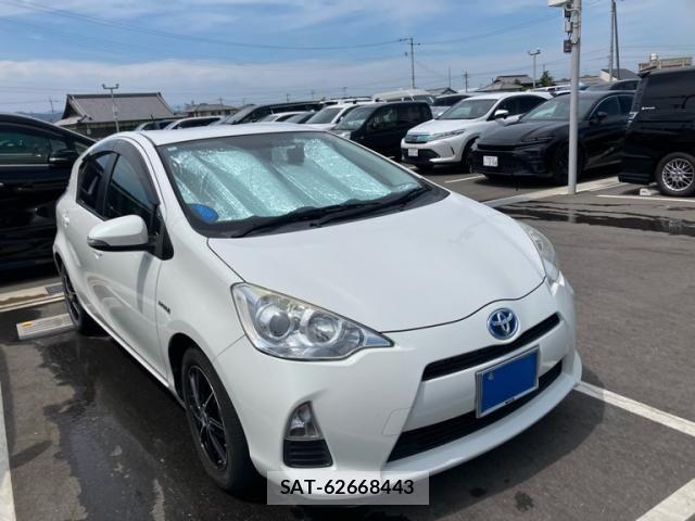 Toyota AQUA 2014-01 8313022-1