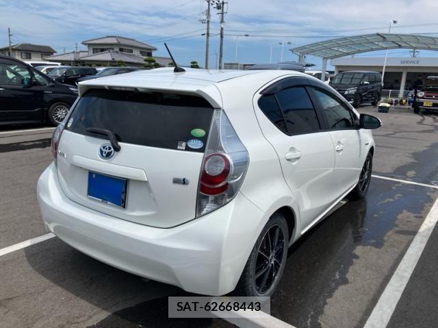 Toyota AQUA 2014-01 8313022-3