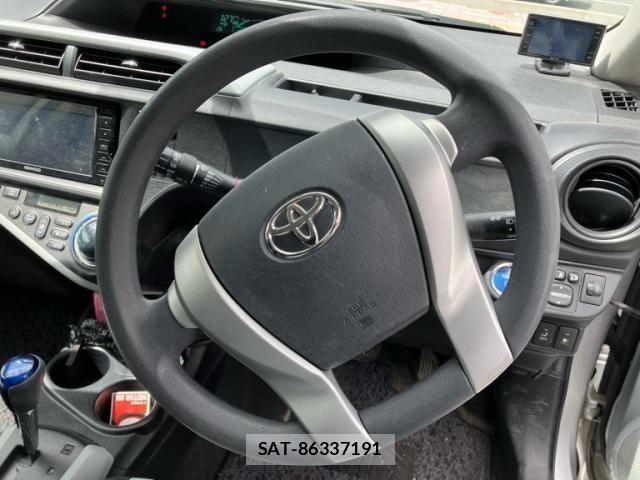 Toyota AQUA 2012-03 8313040-15