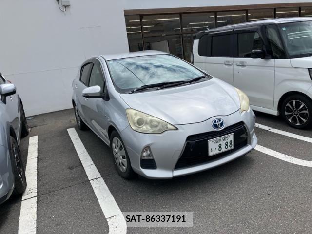 Toyota AQUA 2012-03 8313040-3