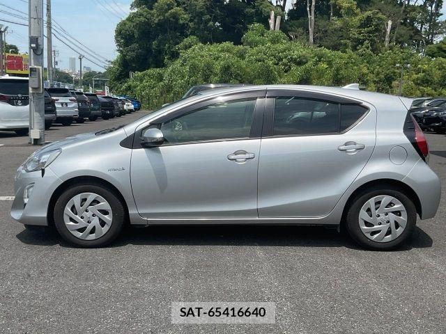 Toyota AQUA 2016-03 8312999-11