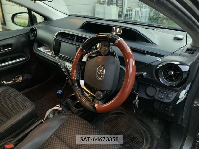 Toyota AQUA 2017-08 8313021-12