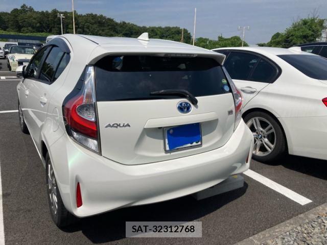 Toyota AQUA 2017-11 8312995-6