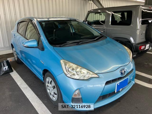 Toyota AQUA 2014-03 8313026-2