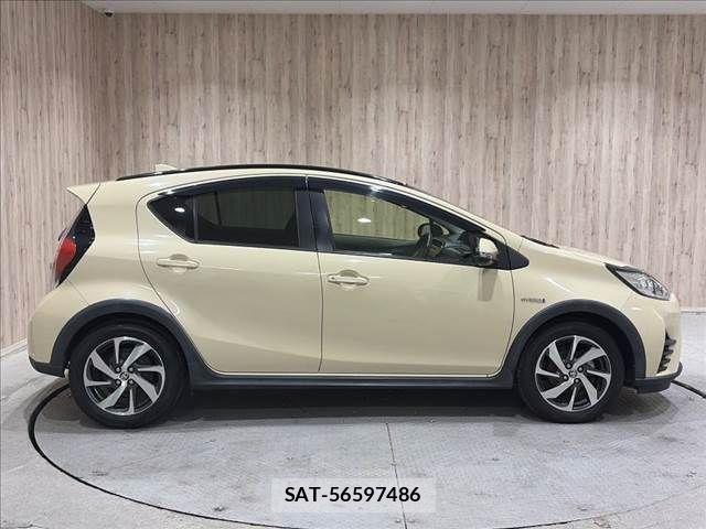 Toyota AQUA 2017-08 8312988-15