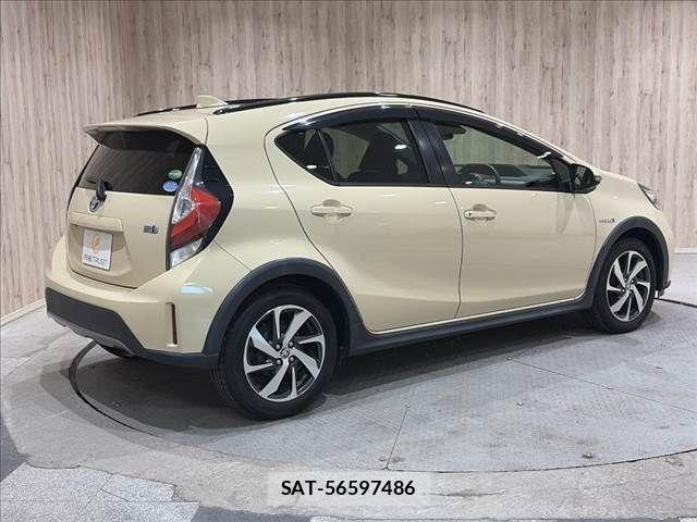 Toyota AQUA 2017-08 8312988-16