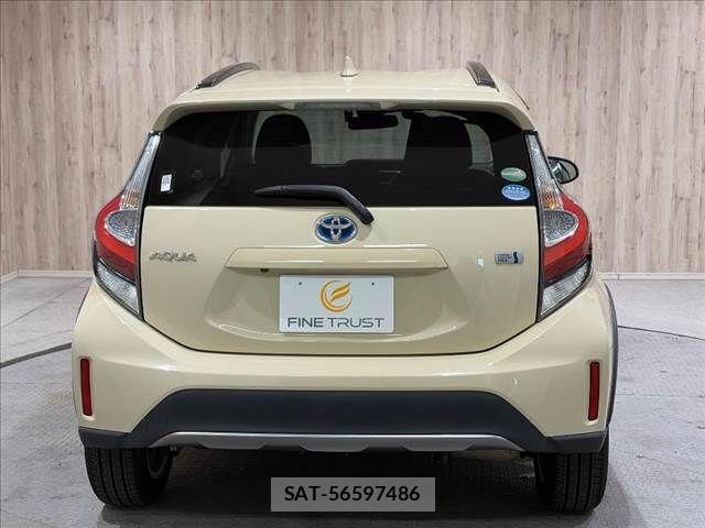 Toyota AQUA 2017-08 8312988-17