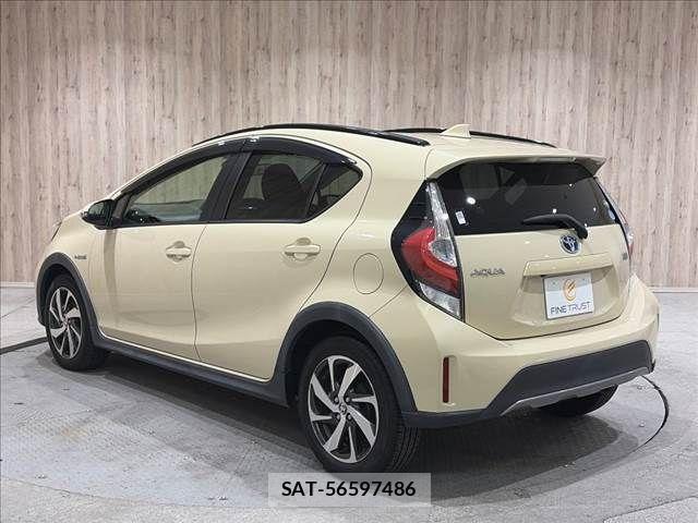 Toyota AQUA 2017-08 8312988-18