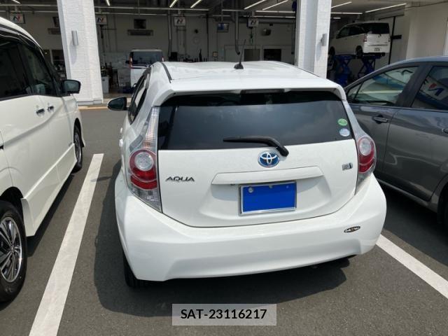 Toyota AQUA 2012-07 8313038-1