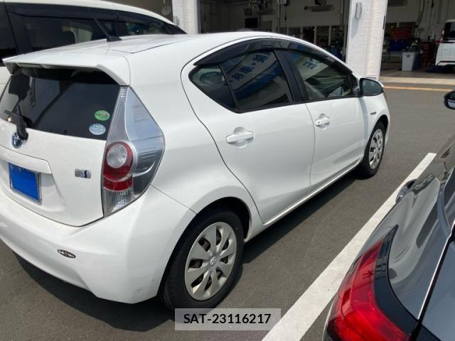 Toyota AQUA 2012-07 8313038-2