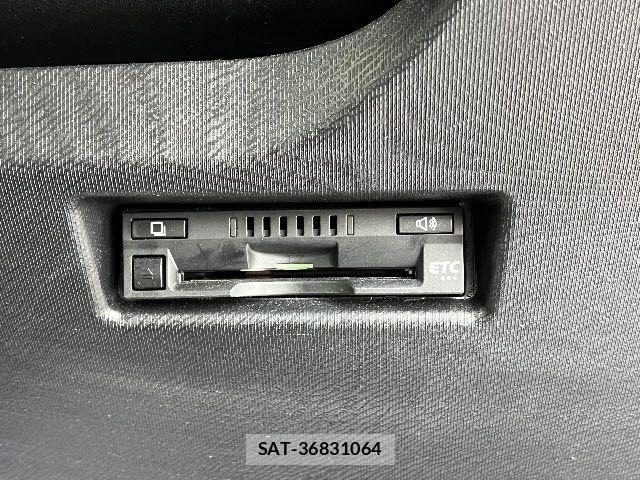 Toyota AQUA 2017-08 8312976-15