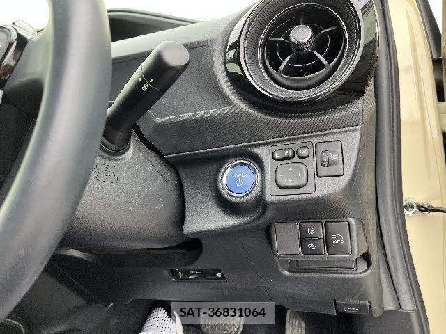 Toyota AQUA 2017-08 8312976-16