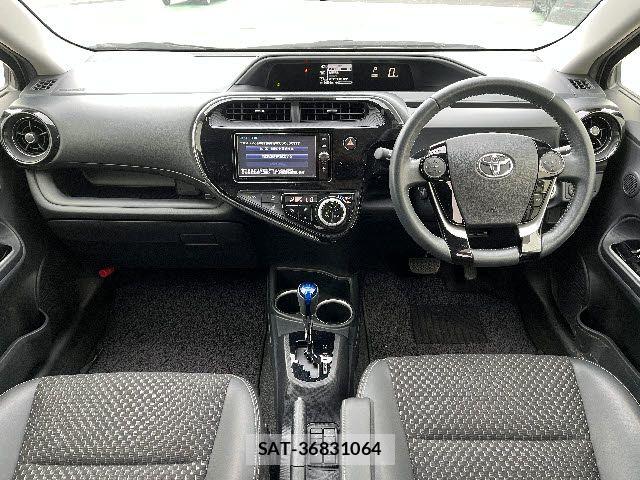 Toyota AQUA 2017-08 8312976-1