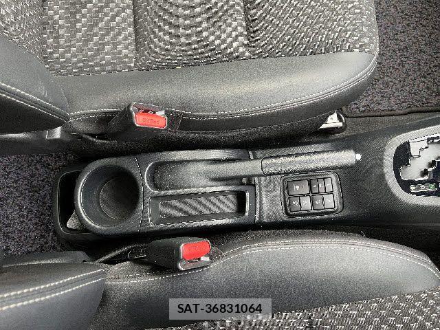 Toyota AQUA 2017-08 8312976-22
