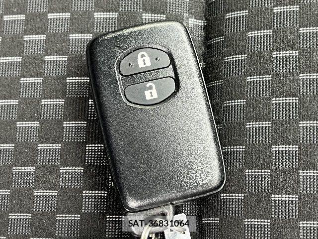 Toyota AQUA 2017-08 8312976-25
