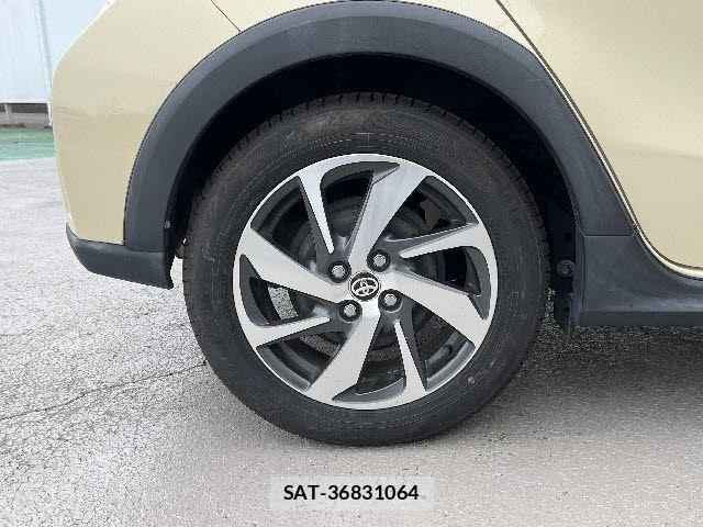 Toyota AQUA 2017-08 8312976-26