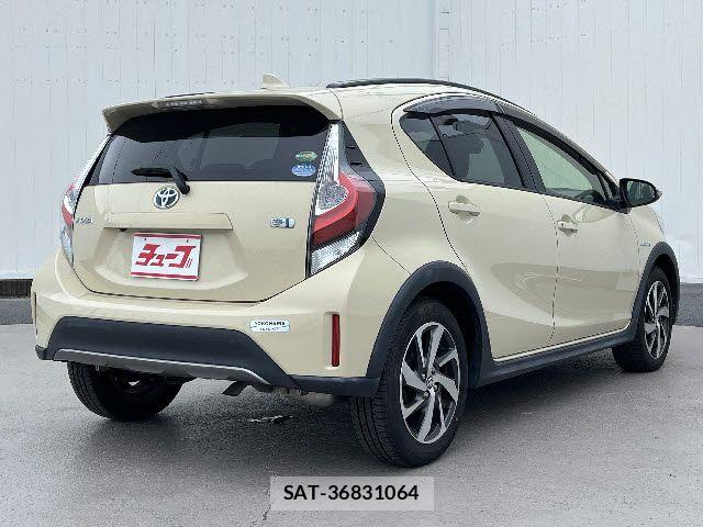 Toyota AQUA 2017-08 8312976-2