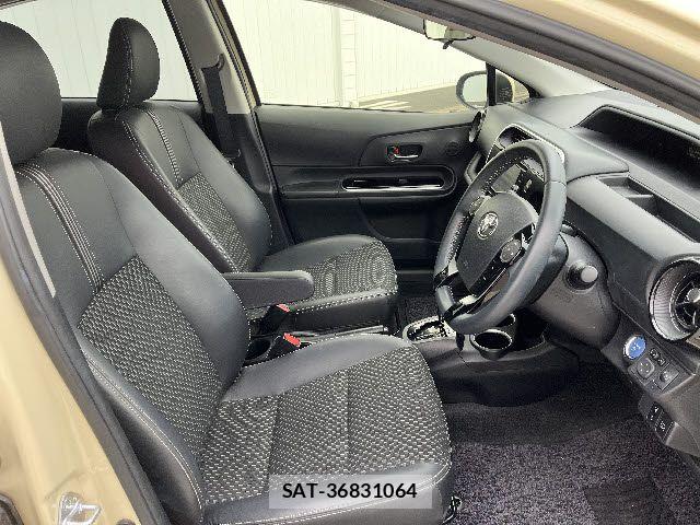Toyota AQUA 2017-08 8312976-3