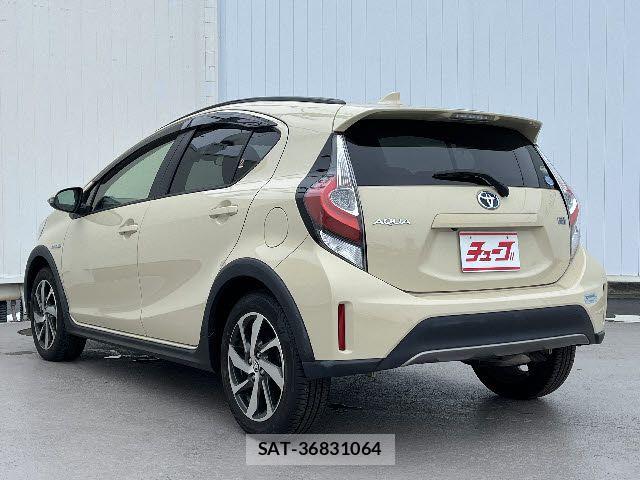 Toyota AQUA 2017-08 8312976-8