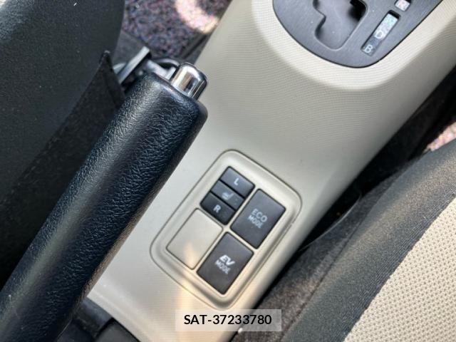 Toyota AQUA 2012-04 8313011-16