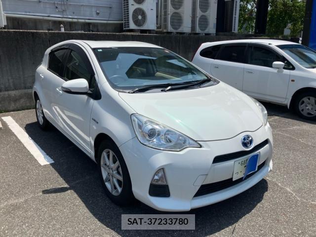 Toyota AQUA 2012-04 8313011-1