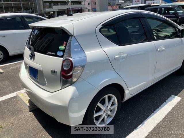 Toyota AQUA 2012-04 8313011-2