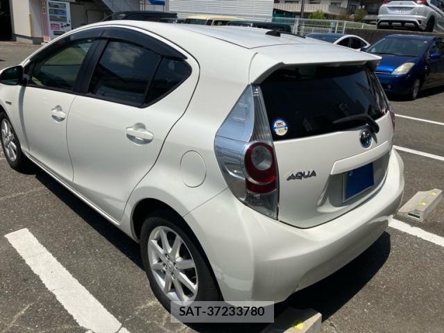 Toyota AQUA 2012-04 8313011-3