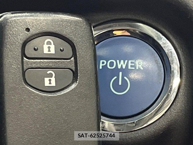 Toyota AQUA 2017-04 8334813-5