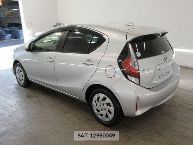 Toyota AQUA 2017-06 8334815-1