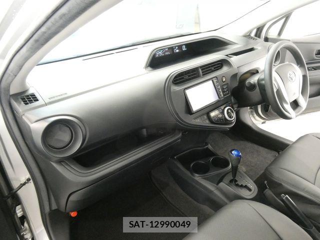 Toyota AQUA 2017-06 8334815-22