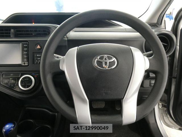 Toyota AQUA 2017-06 8334815-23