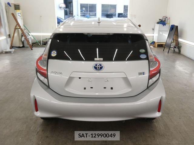 Toyota AQUA 2017-06 8334815-7