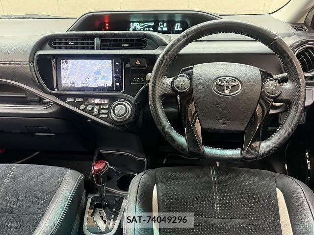 Toyota AQUA 2014-01 8334831-1
