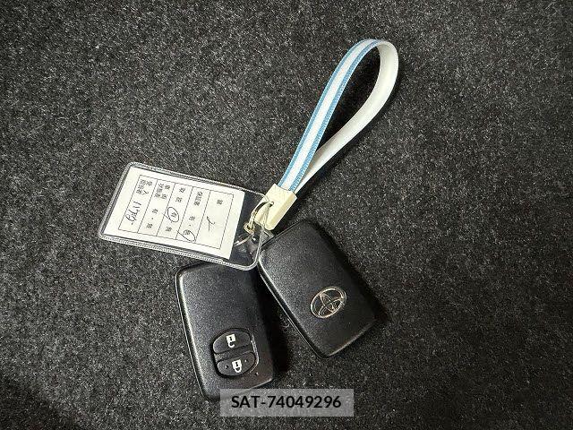 Toyota AQUA 2014-01 8334831-19