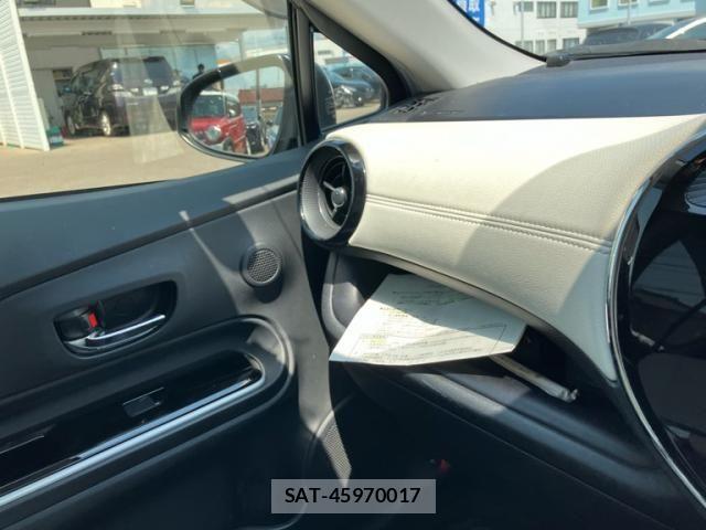 Toyota AQUA 2018-01 8334837-11